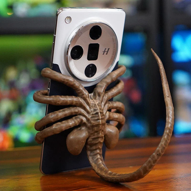 Horrible Facehugger Phone Holder - Image 3