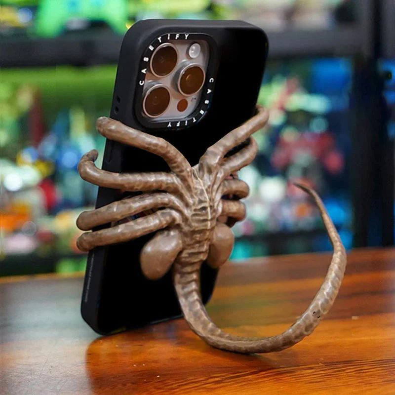 Horrible Facehugger Phone Holder - Image 8