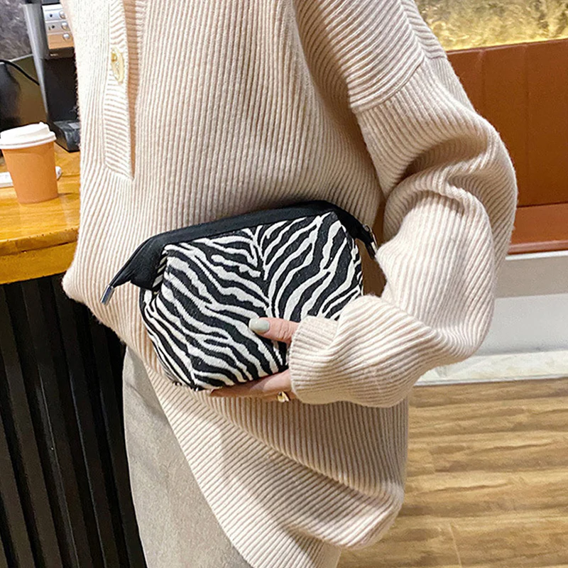 Portable Leopard Print Makeup Bag - Image 3