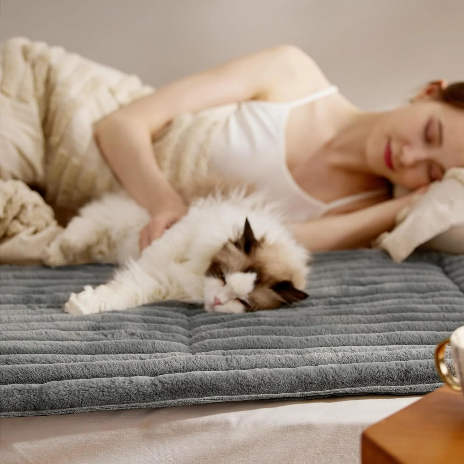 Sakerplus Self Warming Thermal Pet Bed Mat - Image 6