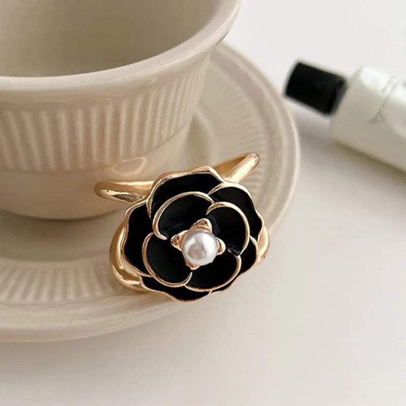 Women's Elegant Pearl Floral Clip - Image 6