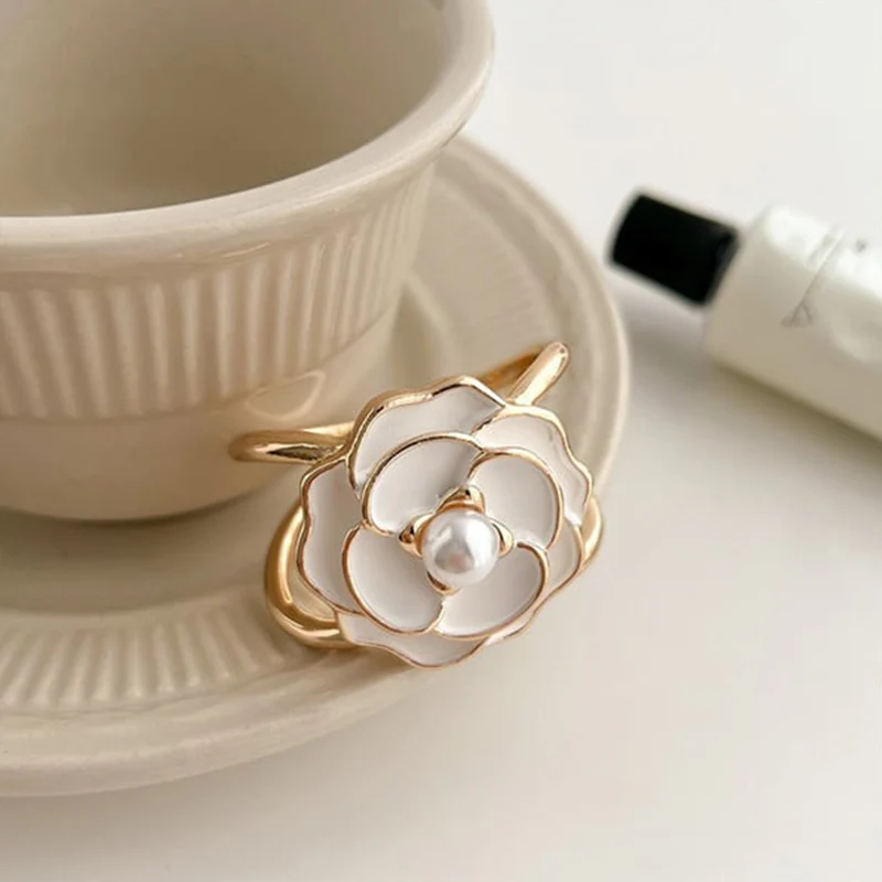 Women's Elegant Pearl Floral Clip - Image 7