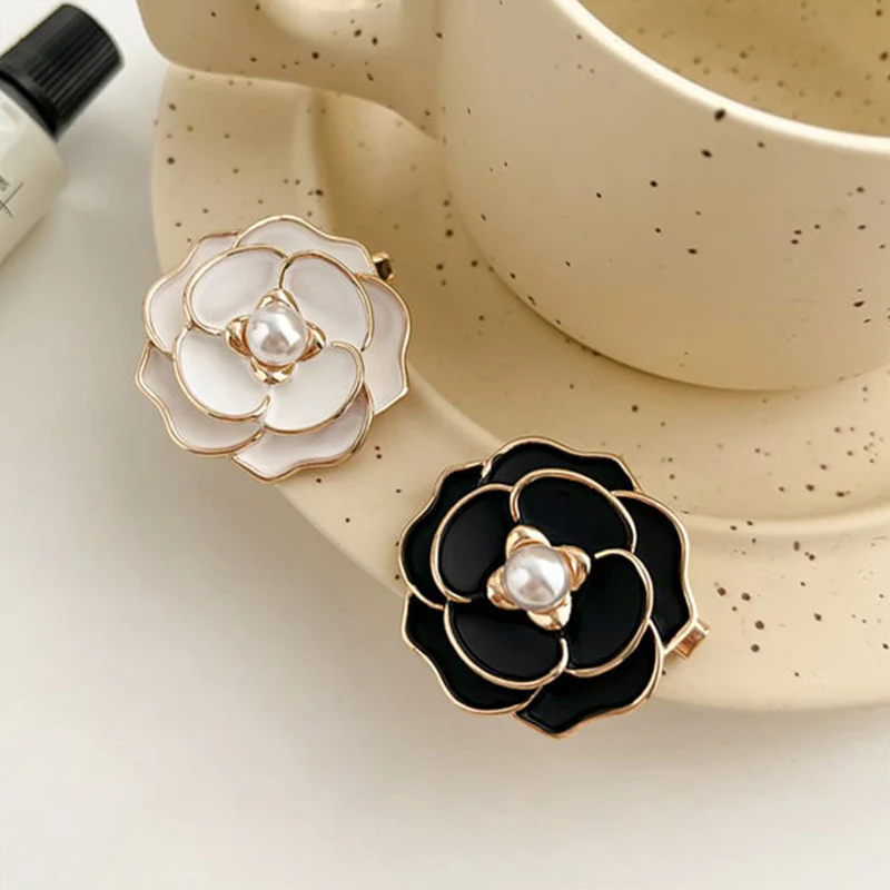 Women's Elegant Pearl Floral Clip - Image 8