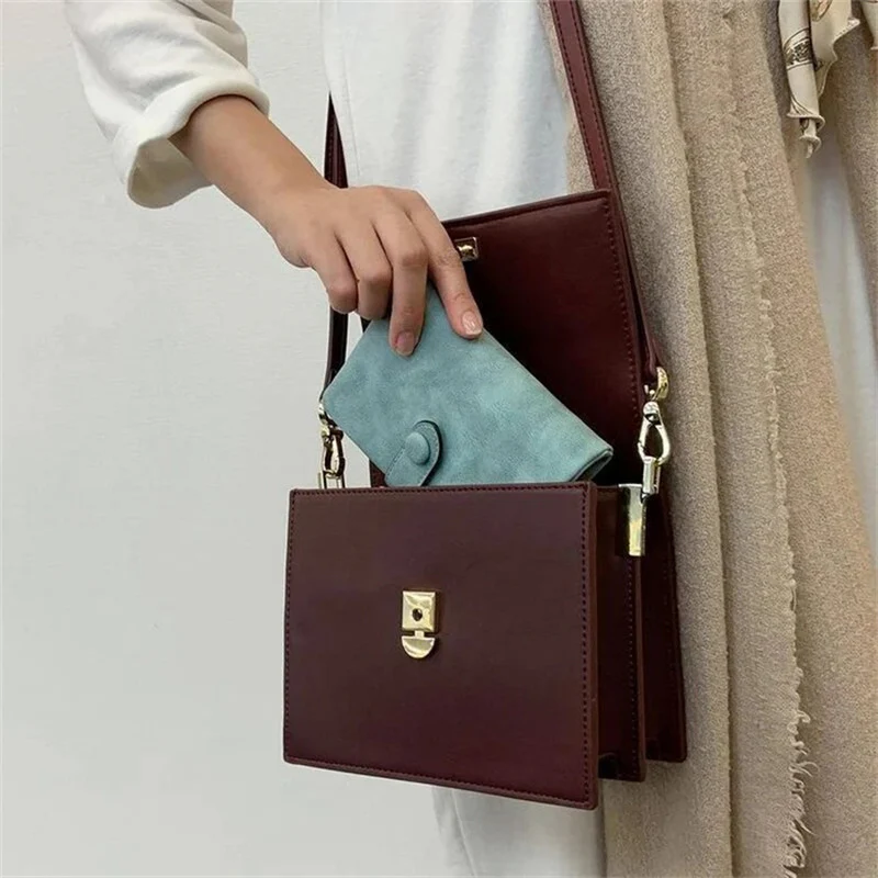 Women's Small Trifold Leather Wallet - Image 5